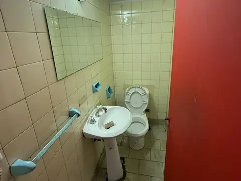 Local comercial con galpón sobre Avenida Calchaqui