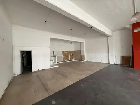 Local comercial con galpón sobre Avenida Calchaqui