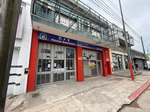 Local comercial con galpón sobre Avenida Calchaqui