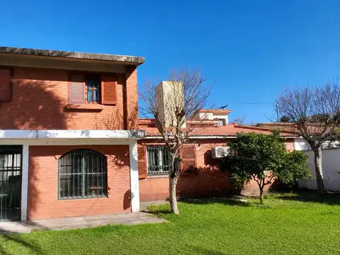 Casa 5 ambientes con 3 baños