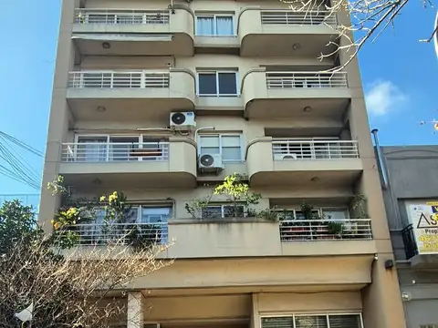 Excelente Departamento Totalmente Al Frente con Balcon y Cochera Fija, Todo Aire y Luz,, Vealo!
