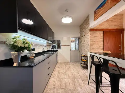 Casa 6 ambientes con 2 baños