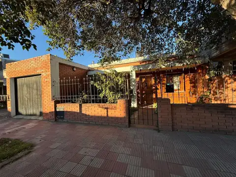 VENTA - HERMOSA CASA DE 2 DORM - BARRIO YOFRE