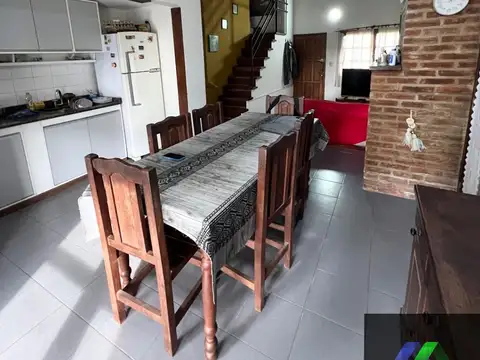 Casa 6 ambientes con 2 baños