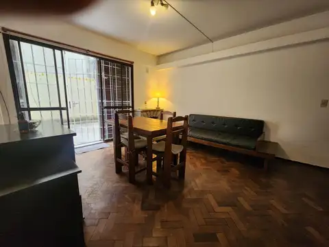 Un dormitorio en zona Centro con patio