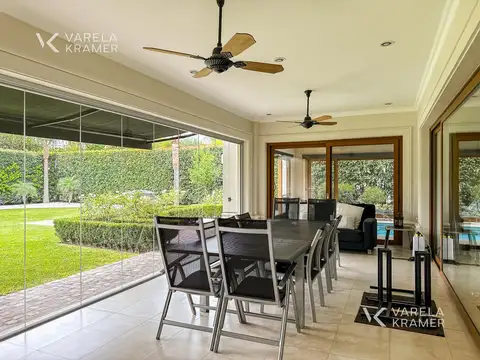 Casa en Venta con 2 cocheras