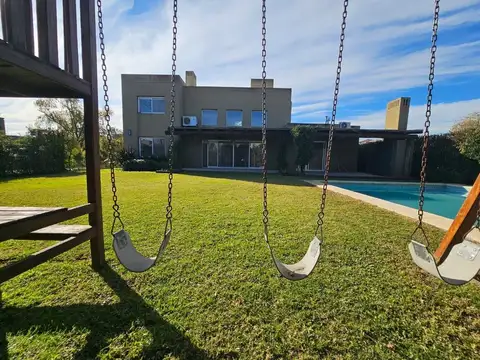 Casa en alquiler anual en Talar Del Lago II, 3/4 dormitorios (2 en P.B) juegos de niños, pileta