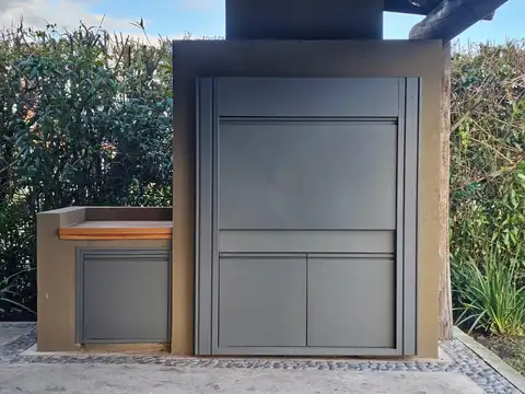 Casa en Alquiler con 3 cocheras
