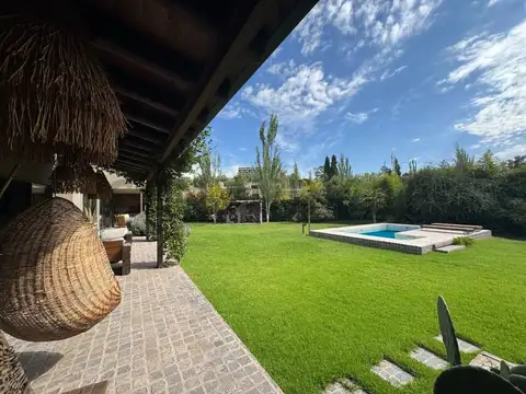 CASA DE CATEGORÍA EN CHACRAS DE CORIA