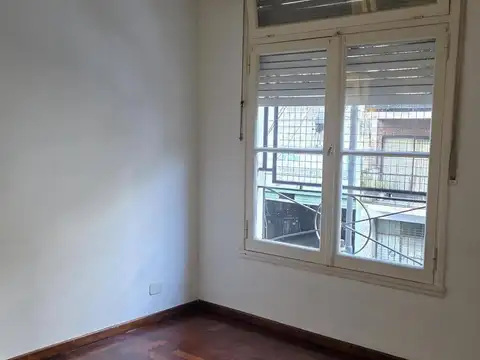 Departamento de 2 ambientes en excelente estado por escalera