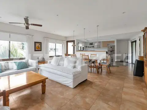 Casa 7 ambientes con 4 baños