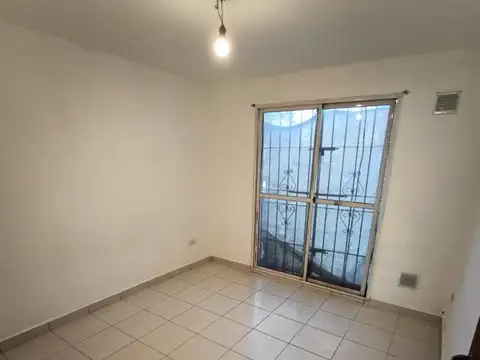 Departamento en Alquiler en Cruce Castelar, $ 350.000