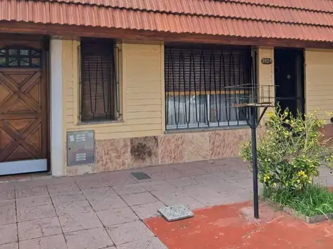 CASA EN DE 4 AMBIENTES CON QUINCHO Y GARAGE !!!!