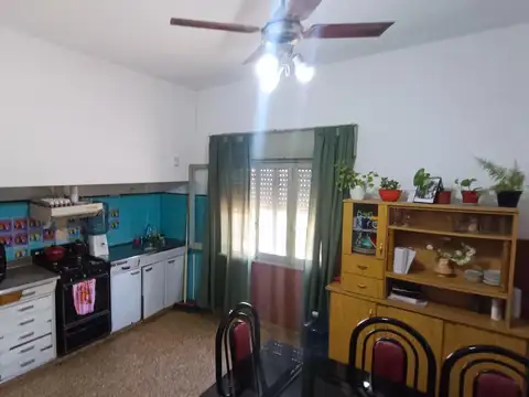 Casa 8 ambientes con 2 baños