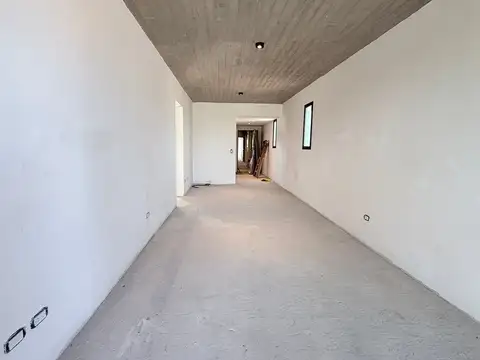 VENDE 4 AMB AL FRENTE CON BALCON CORRIDO 1ER PISO