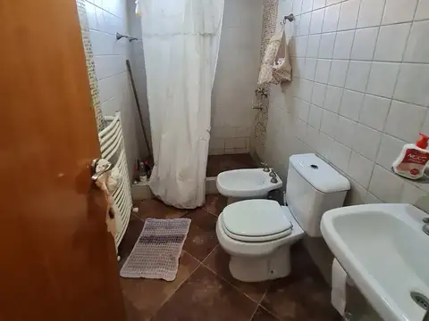 Casa 9 ambientes con 4 baños