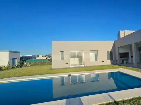 Casa 4 ambientes con 2 baños