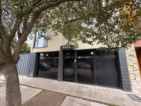 MODERNA CASA SEMINUEVA EN SANTA MONICA -CON GRAN PARQUE