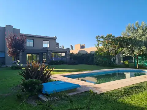 VENTA CASA BARRIO PRIVADO RUCA OLIVIA
