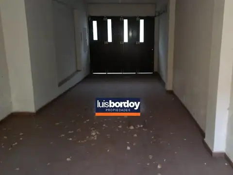 Casa y 2 locales en calle Entre Ríos