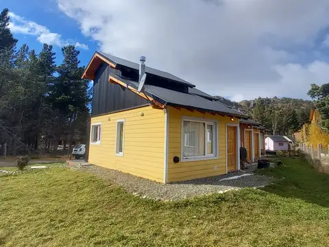Cómoda cabaña dos ambientes, en dos plantas, con entrada pasante de auto y jardín.