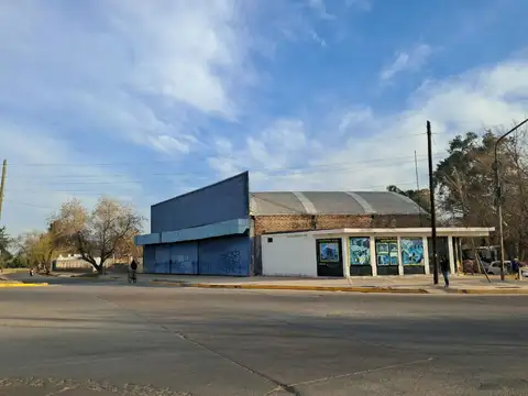 Terreno con galpón y local a la venta