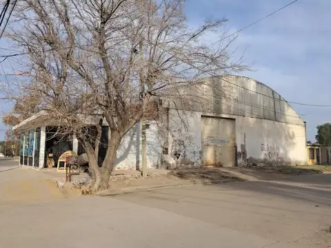 Terreno con galpón y local a la venta