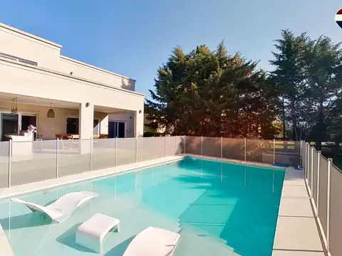VENTA CASA 5 AMBIENTES LUJAN CON PILETA