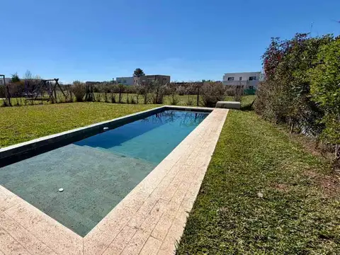 VENTA CASA C/ PILETA BARRIO SANTA ELENA-PILAR