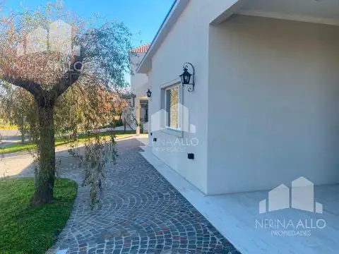 Casa en Venta con 2 cocheras