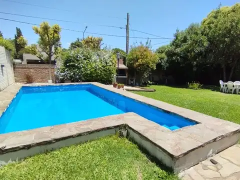 CASA 2 DORMITORIOS VENTA LA PLATA PATIO Y PILETA