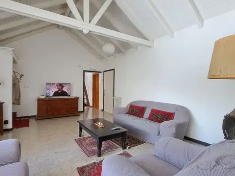 Casa 6 ambientes con 4 baños
