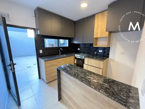 APTO CRÉDITO - Triplex en venta de 4 ambientes con cochera, patio y terraza - San Martin