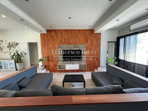 Casa en Venta con 2 cocheras