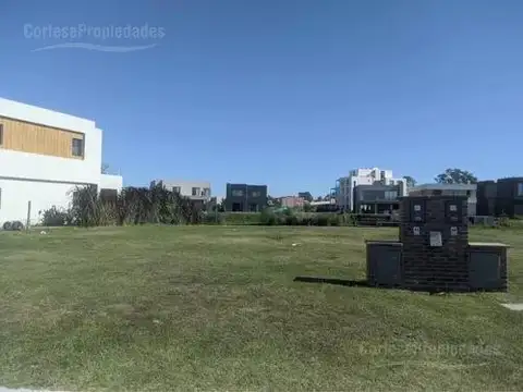 Lote al rio en barrio nautico El Canal