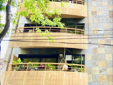 Departamento semipiso en venta en Palermo Las Cañitas 3 ambientes con balcon al frente en pleno Cañitas esquina Baez, zona turística de restaurantes. Balcon amplio luminoso, a 4 cuadras de Libertador. Cochera cubierta y baulera.