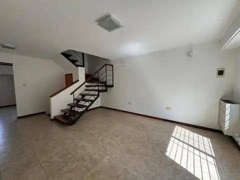 Duplex 4 amb con entrada de autos y patio con quincho