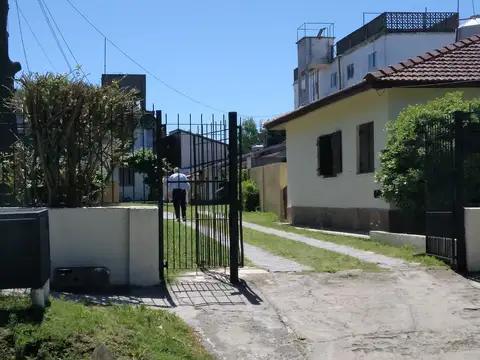 GRAN COMPLEJO DE CASAS Y DEPARTAMENTOS SOBRE Av 4 Y PASEO 105 PLENO CENTRO DE GESELL