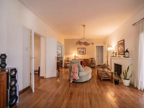 Casa en venta en Olivos. 3 dormitorios. Jardín y pileta. Reciclada a nuevo.