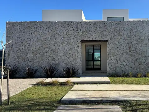 Casa en venta a la Laguna en Santa Ana, Villanueva