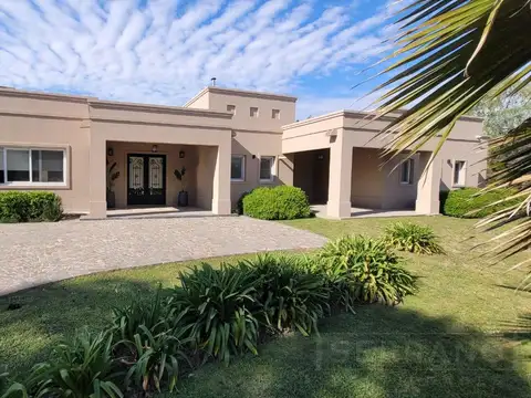 Venta Casa con Gran Parque y Piscina en Chacras de la Cruz