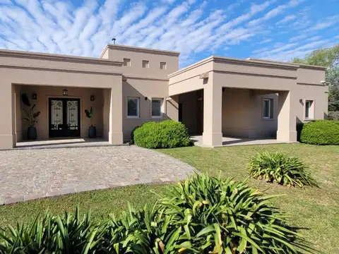 Venta Casa 4 ambientes con Gran Parque y Piscina en Chacras de la Cruz