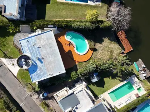 Casa 8 ambientes con 4 baños