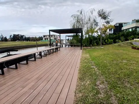 Casa en Alquiler con 2 cocheras