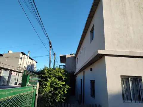 Dos ambientes en alquiler c/ patio y cochera