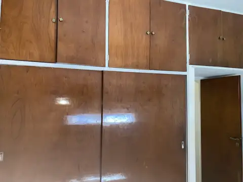 Almirante Brown 1200, Piso PB