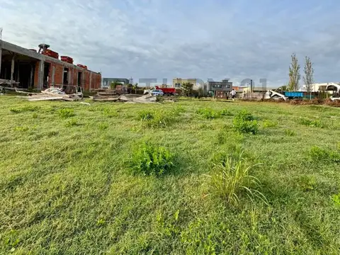 Blvd. de Todos los Santos 4300, Piso 0