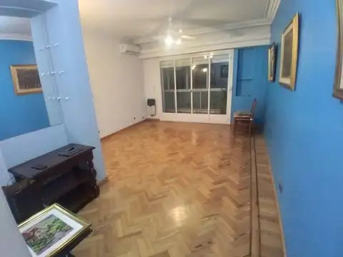 Muy buen departamento de 3 ambientes contra frente con balcón. Excelente ubicación.