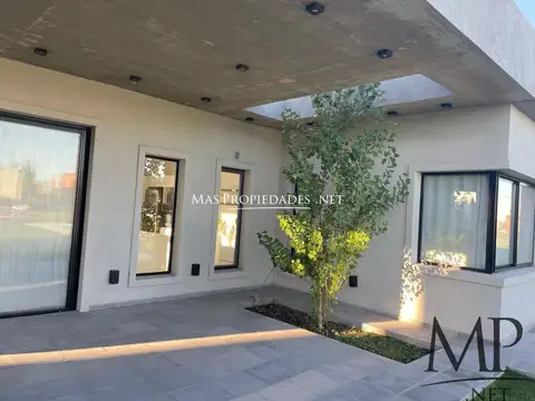 Casa 4 ambientes con 3 baños