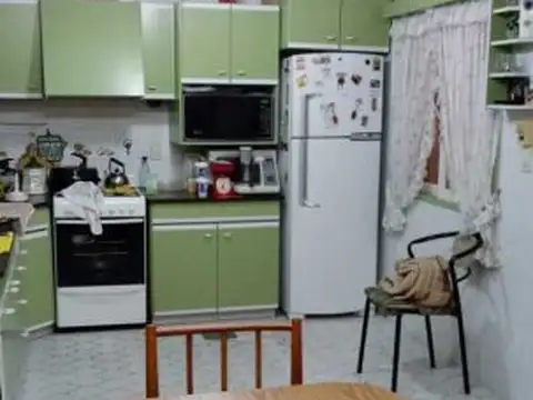 Casa en esquina de 4 ambientes con garage, jardin, patio y terraza libre